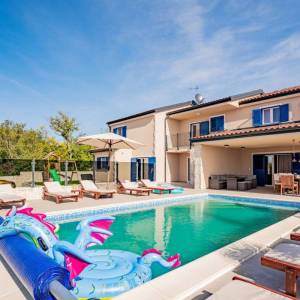 Otok Krk, unutrašnjost otoka - Luksuzna samostojeća vila s bazenom