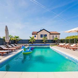 Otok Krk, unutrašnjost otoka - Luksuzna samostojeća vila s bazenom