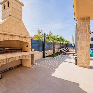 Otok Krk, unutrašnjost otoka - Luksuzna samostojeća vila s bazenom