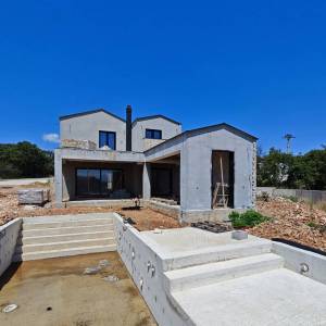 OTOK KRK – Unutrašnjost otoka, luksuzna pametna vila s bazenom i saunom