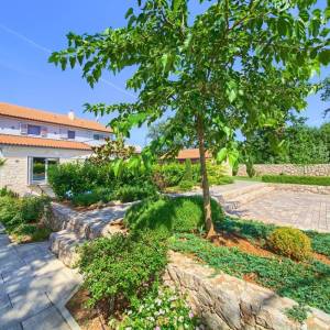 OTOK KRK, unutrašnjost otoka - Rustikalna vila s bazenom