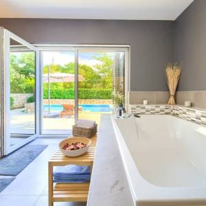 OTOK KRK, unutrašnjost otoka - Rustikalna vila s bazenom