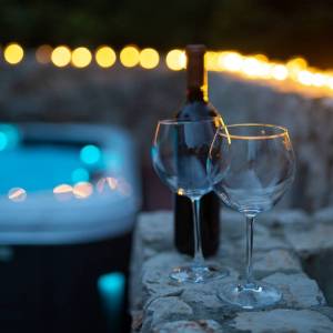 OTOK KRK, unutrašnjost otoka - Rustikalna vila s bazenom