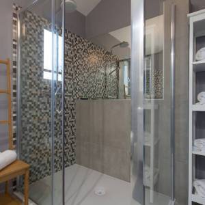 OTOK KRK, unutrašnjost otoka - Rustikalna vila s bazenom