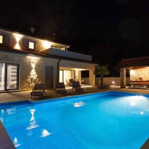 OTOK KRK, unutrašnjost otoka - Rustikalna vila s bazenom