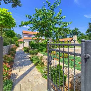 OTOK KRK, unutrašnjost otoka - Rustikalna vila s bazenom