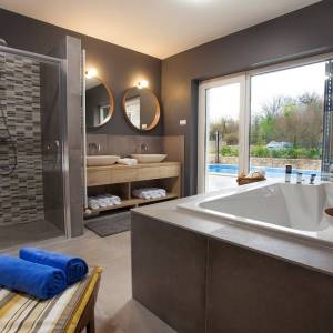 OTOK KRK, unutrašnjost otoka - Rustikalna vila s bazenom