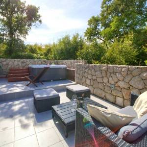 OTOK KRK, unutrašnjost otoka - Rustikalna vila s bazenom