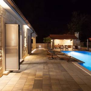 OTOK KRK, unutrašnjost otoka - Rustikalna vila s bazenom