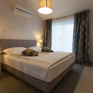 OTOK KRK, unutrašnjost otoka - Rustikalna vila s bazenom