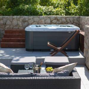 OTOK KRK, unutrašnjost otoka - Rustikalna vila s bazenom