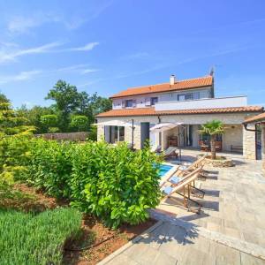 OTOK KRK, unutrašnjost otoka - Rustikalna vila s bazenom