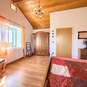 OTOK KRK, unutrašnjost otoka - Samostojeća kamena kuća s bazenom