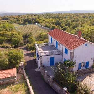 OTOK KRK, unutrašnjost otoka - Samostojeća kamena kuća s bazenom