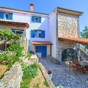 OTOK KRK, unutrašnjost otoka - Samostojeća kamena kuća s bazenom