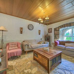 OTOK KRK, unutrašnjost otoka - Samostojeća kamena kuća s bazenom