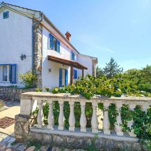 OTOK KRK, unutrašnjost otoka - Samostojeća kamena kuća s bazenom