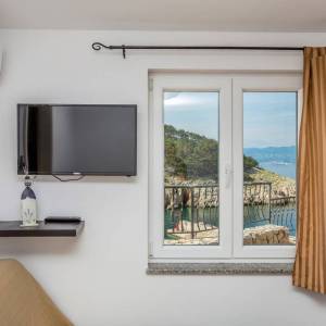 OTOK KRK, VRBNIK - Atraktivni kompleks kuća prvi red do mora