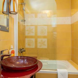 OTOK KRK, VRBNIK - Atraktivni kompleks kuća prvi red do mora