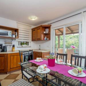 OTOK KRK, VRBNIK - Atraktivni kompleks kuća prvi red do mora