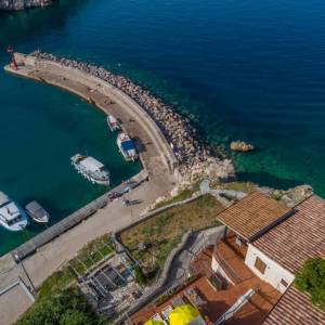 OTOK KRK, VRBNIK - Atraktivni kompleks kuća prvi red do mora