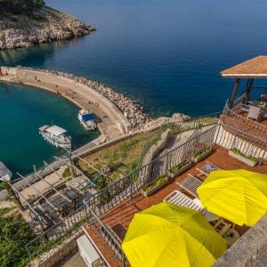 OTOK KRK, VRBNIK - Atraktivni kompleks kuća prvi red do mora