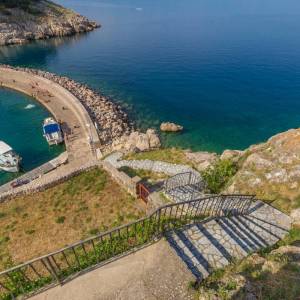 OTOK KRK, VRBNIK - Atraktivni kompleks kuća prvi red do mora