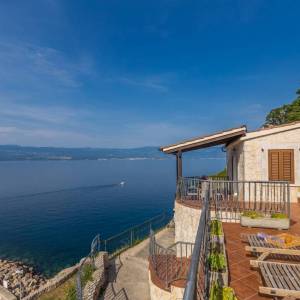 OTOK KRK, VRBNIK - Atraktivni kompleks kuća prvi red do mora