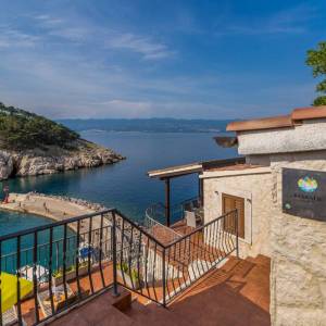 OTOK KRK, VRBNIK - Atraktivni kompleks kuća prvi red do mora