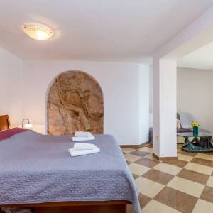 OTOK KRK, VRBNIK - Atraktivni kompleks kuća prvi red do mora