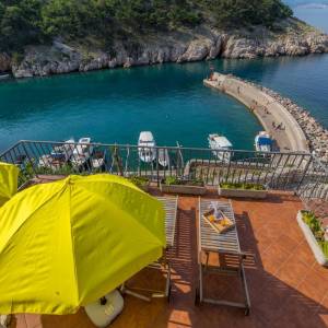 OTOK KRK, VRBNIK - Atraktivni kompleks kuća prvi red do mora