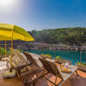 OTOK KRK, VRBNIK - Atraktivni kompleks kuća prvi red do mora