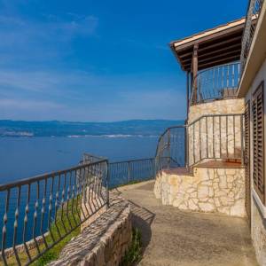 OTOK KRK, VRBNIK - Atraktivni kompleks kuća prvi red do mora