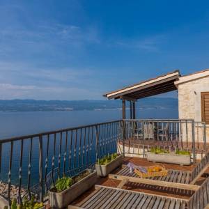 OTOK KRK, VRBNIK - Atraktivni kompleks kuća prvi red do mora