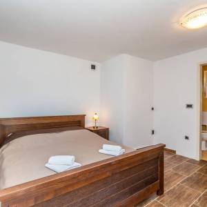 OTOK KRK, VRBNIK - Atraktivni kompleks kuća prvi red do mora