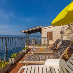 OTOK KRK, VRBNIK - Atraktivni kompleks kuća prvi red do mora