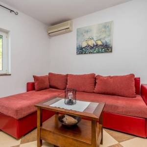 OTOK KRK, VRBNIK - Atraktivni kompleks kuća prvi red do mora