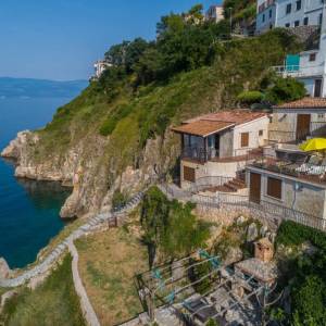 OTOK KRK, VRBNIK - Atraktivni kompleks kuća prvi red do mora