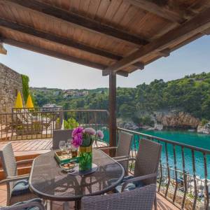 OTOK KRK, VRBNIK - Atraktivni kompleks kuća prvi red do mora