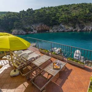 OTOK KRK, VRBNIK - Atraktivni kompleks kuća prvi red do mora