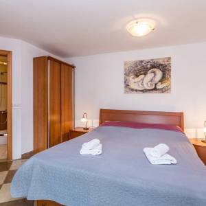 OTOK KRK, VRBNIK - Atraktivni kompleks kuća prvi red do mora