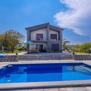 OTOK KRK, VRBNIK - Luksuzna vila s bazenom i pogledom na more