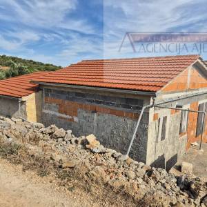 Otok Vis Rogačić kuća u izgradnji + zemljište 5100 m2 