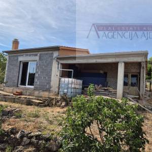 Otok Vis Rogačić kuća u izgradnji + zemljište 5100 m2 