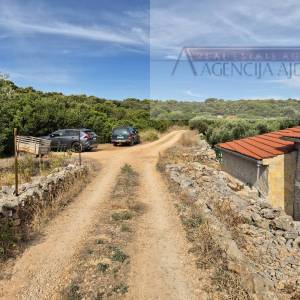 Otok Vis Rogačić kuća u izgradnji + zemljište 5100 m2 
