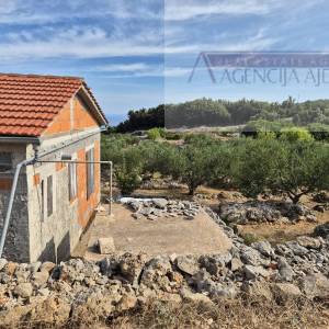 Otok Vis Rogačić kuća u izgradnji + zemljište 5100 m2 