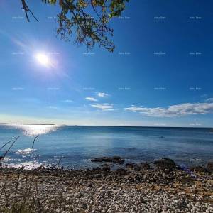 PEROJ, na samoj obali. Parcela prvi red do mora!