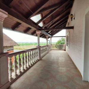 Pisarovina/Bratina Obiteljska katnica 570 m2 sa 3.300 m2 zemljišta