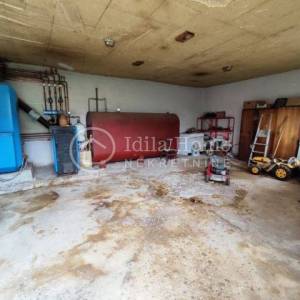 Pisarovina/Bratina Obiteljska katnica 570 m2 sa 3.300 m2 zemljišta