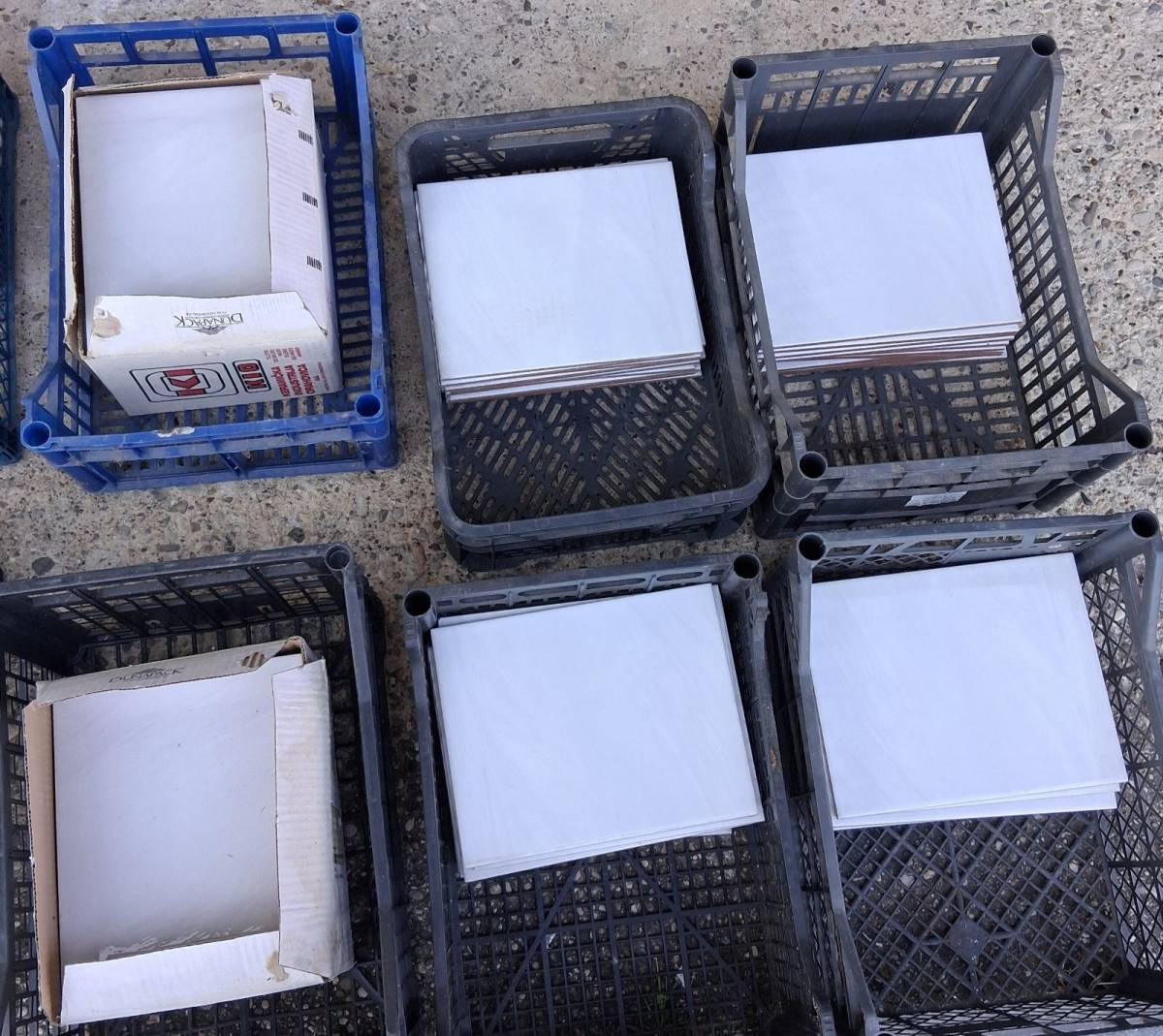 Podne bijelo sivkaste pločice